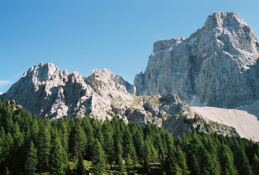 Pelmo och orcella di Val d’Arcia vy från Rifugio Città Di Fiume