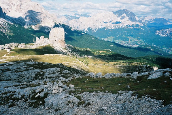 Utsikt över Rifugio Scoiattoli Cinque Torri, Rifugio Cinque Torri vy från vägen upp till Rifugio Nuvolau