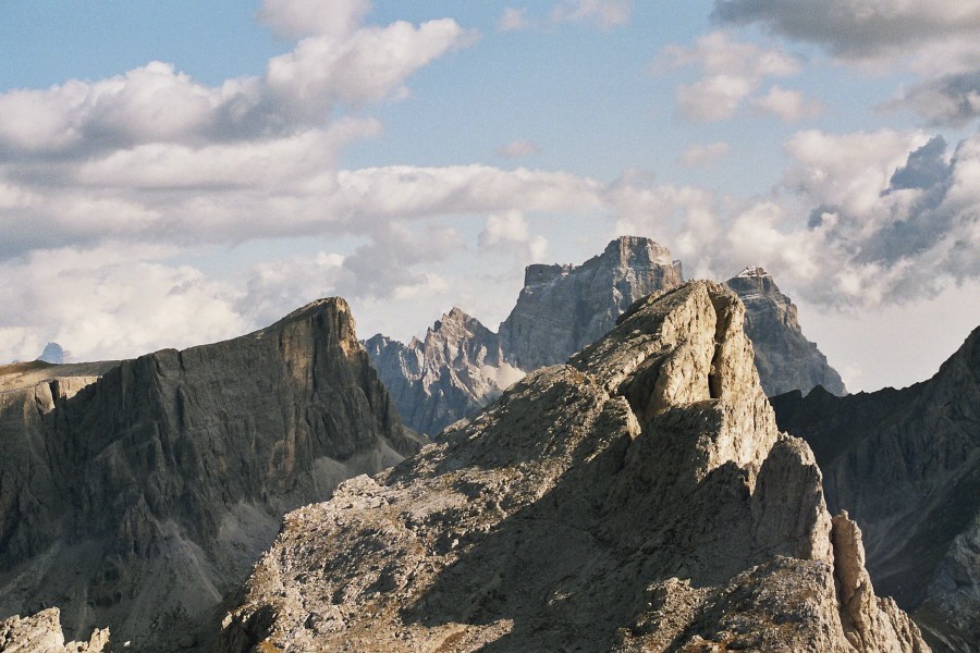 Pelmo och pelmetto. Det flacka berget till vänster är Formin 2472 möh och Forcella di Val d´Arcia vy från Rifugio Nuvolau