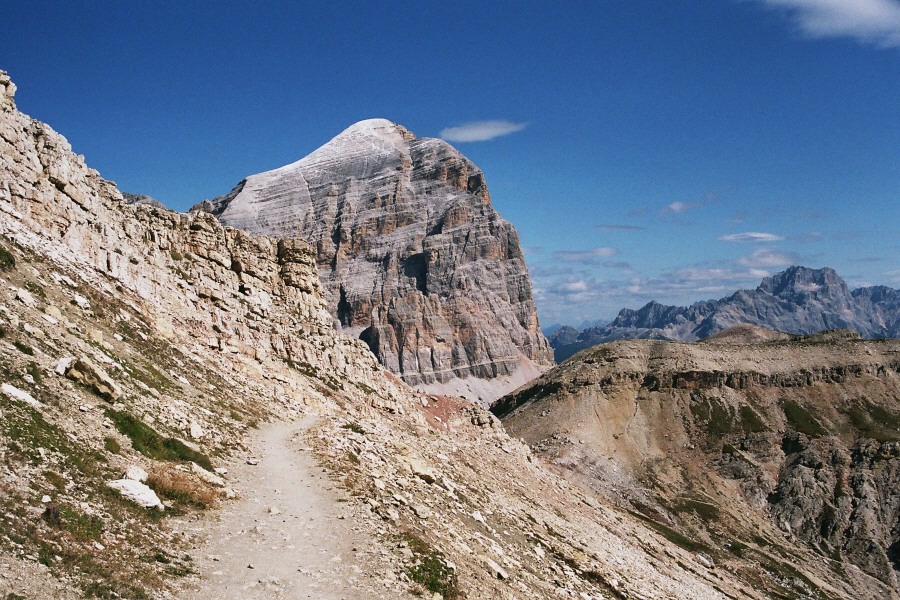 Forcella lagazuoi, Alta Via 1 fortsätter vidare Tofanes i bakgrunden.