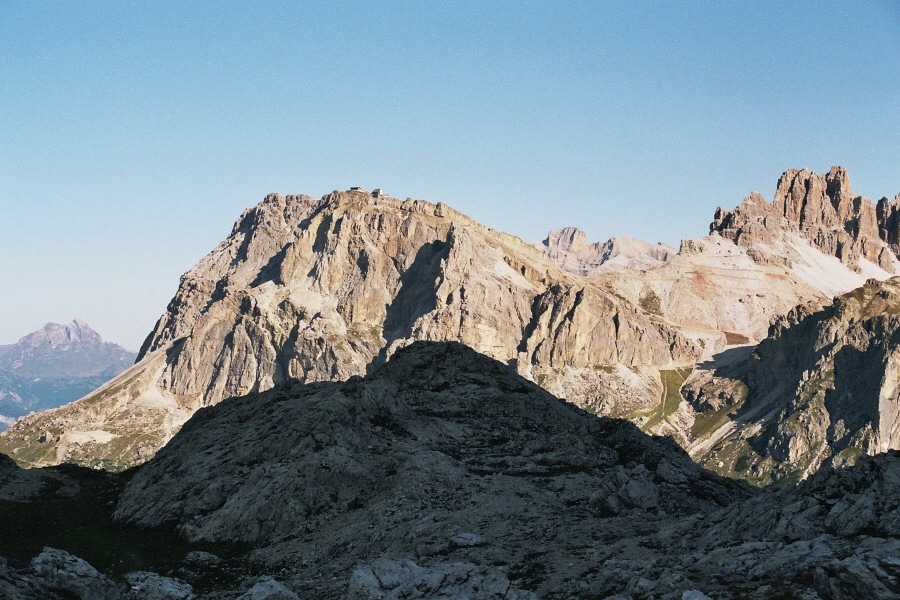 Långt där borta på toppen ligger Rifugio Lagazuoi.
