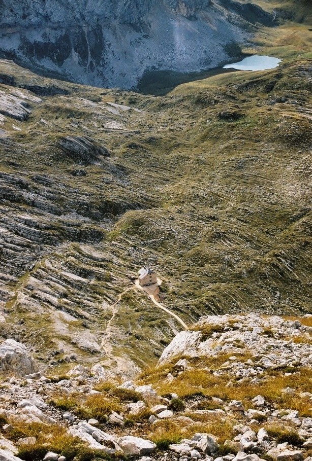 Vy över Rifugio Biella från Seekofel