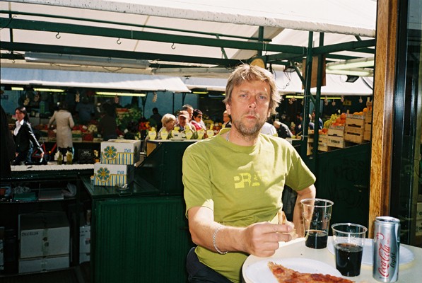 Lunch i Bolzano, marknadsplatsen i bakgrunden