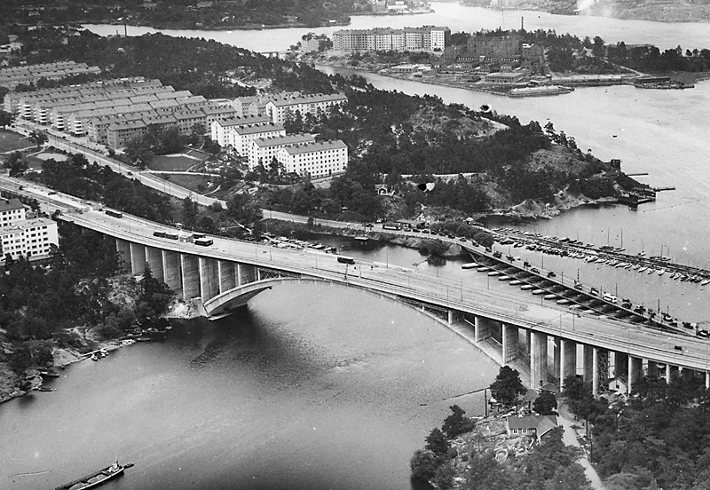 Flygbild ver Tranebergsbroarna och Fredhll, mot sydost. I bakgrunden Lilla Essingen  1934